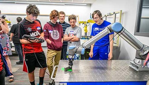 学生s in robotics lab